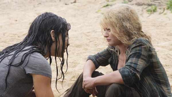 Kate Austen (Evangeline Lilly) approaches Claire Littleton (Emilie de Ravin).