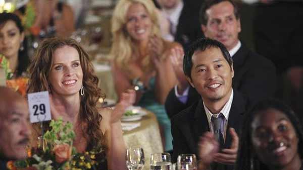 Charlotte Lewis (Rebecca Mader) and Mile Straume (Ken Leung) attend a musical performance in the sideways world as the White House Correspondents' Dinner crashers applaud behind them.