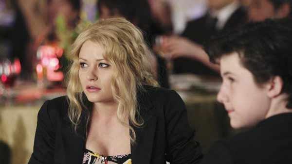 Jack Shephard's son David (Dylan Minnette) and a pregnant Claire Littleton (Emilie de Ravin)