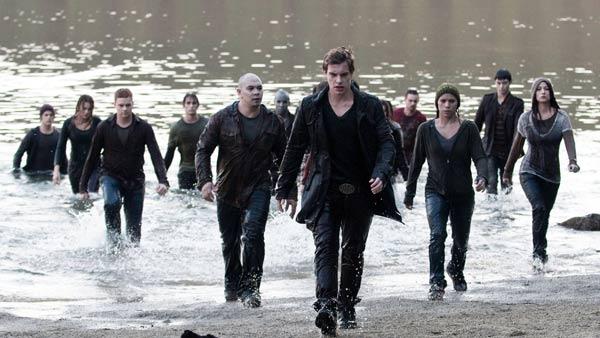 Riley Biers (Xavier Samuel) (center) and the newborn vampire army