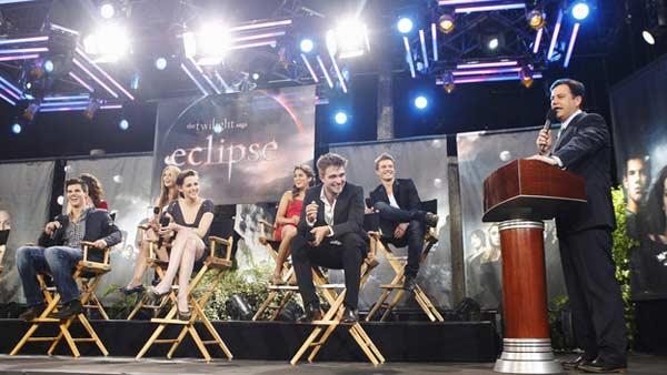 Taylor Lautner (Jacob Black), Ashley Greene (Alice Cullen), Kristen Stewart (Bella Swan), Nikki Reed (Rosalie Hale), Robert Pattinson (Edward Cullen), Xavier Samuel (Riley) and host Jimmy Kimmel