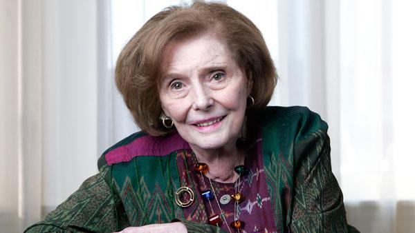 In this April 21, 2008 file photo, actress Patricia Neal is shown during an interview in Nashville, Tenn. Neal, who won an Oscar in 1964 for 'Hud' and later fought back from crippling strokes, died Sunday, Aug. 8, 2010, at age 84.