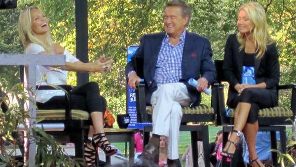 Actress Kristin Chenoweth jokes with Regis and Kelly while appearing on 'Live.'