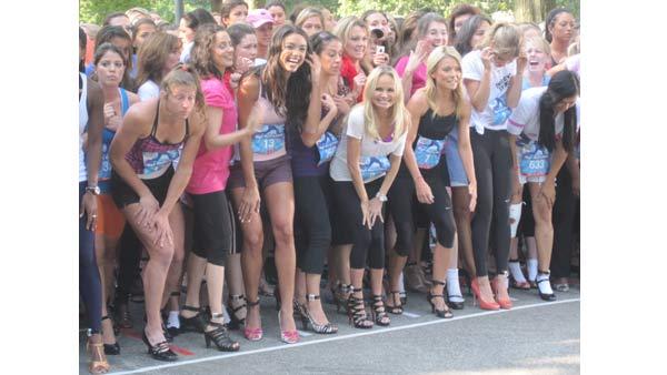 Talk show host Kelly Ripa, actress Kristen Chenoweth, actress AnnaLynne McCord and On The Red Carpet host Rachel Smith are seen at the start of the race.