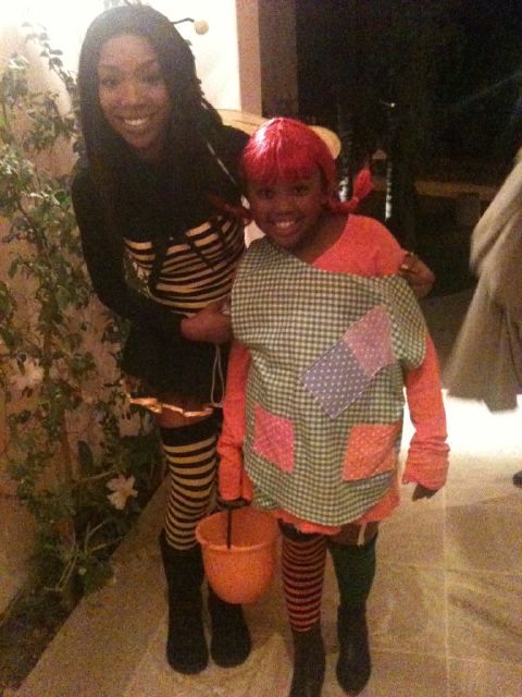 <div class="meta image-caption"><div class="origin-logo origin-image "><span></span></div><span class="caption-text">Singer and &#39;Dancing With the Stars&#39; contestant Brandy dressed up like a bumble bee and took her 8-year-old daughter Sy&#39;rai Trick-or-Treating. (twitter.com&#47;4everBrandy)</span></div>