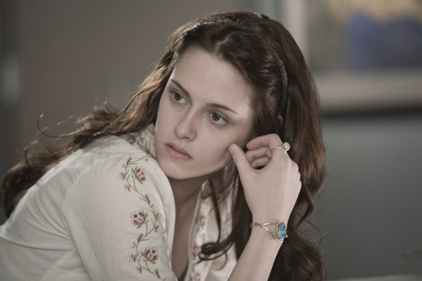 Kristen Stewart's eyes are naturally green, so she wore brown contact lenses while filming 'Twilight' to fulfill the role of Bella.