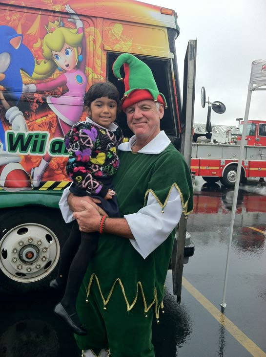Garth the Elf poses with a young ABC7 viewer at...