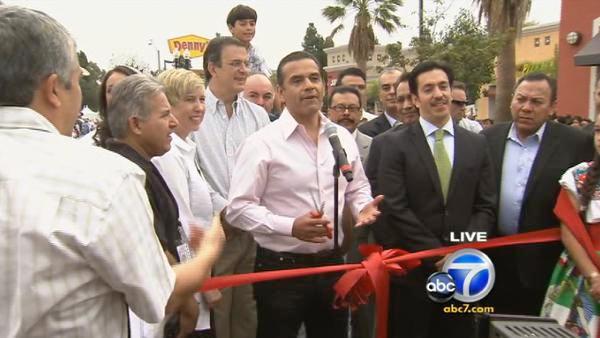 Los Angeles Mayor Antonio Villaraigosa prepares to cut the ceremonial ribbon before the 65th annual Mexican Independence Day Parade in East Los Angeles on Saturday, Sept. 10, 2011.