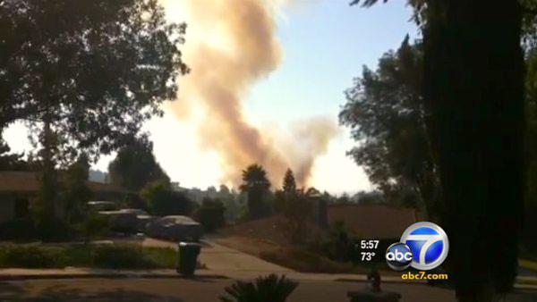 Fast-moving Riverside brush fire threatens homes | abc7.