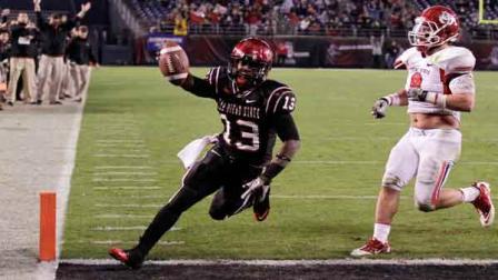 San Diego State running back Ronnie Hillman, left, runs into the end zone for a touchdown as Fresno State linebacker Travis Brown, right, looks on in the fourth quarter in an NCAA college football game in San Diego Saturday, Dec. 3, 2011. (AP Photo/ Gregory Bull)