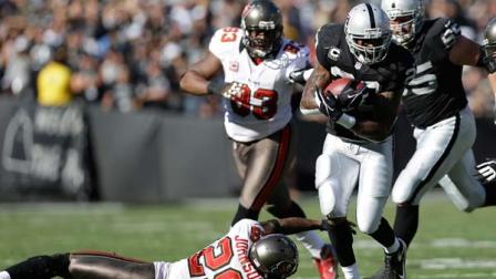 Oakland Raiders running back Darren McFadden (20) runs against the Tampa Bay Buccaneers during the first quarter of an NFL football game in Oakland, Calif., Sunday, Nov. 4, 2012.