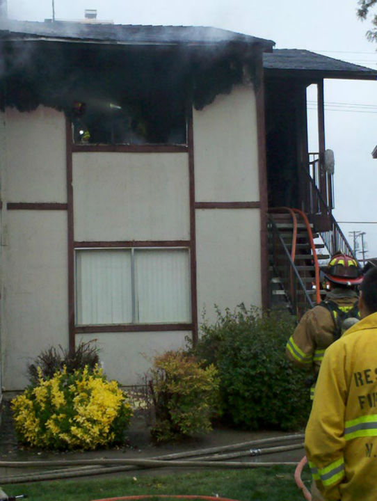 Apartment fire in Central Fresno injures one