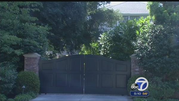 Zuckerberg buys four homes next to his property