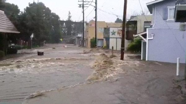 Flash flooding on Capitola Road near the entrance of the downtown village (sent in by Eric Hadden of Fresno)