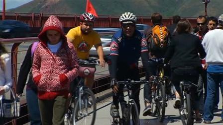 Pedestrians on the Golden Gate Bridge