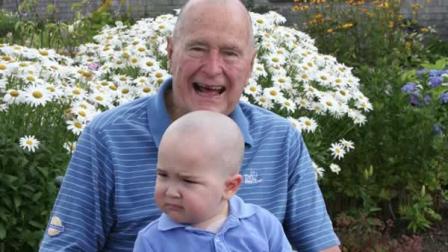 Former President George H.W. Bush has shaved his head to show solidarity for the sick child of a Secret Service agent.
