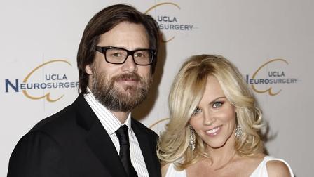 Jim Carrey and Jenny McCarthy have taken to Twitter to announce their breakup.