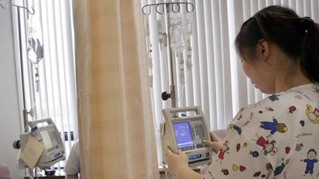 A nurse prepares a chemotherapy machine at the Cancer Institute of Singapore at the National University Hospital in Singapore, Wednesday April 18, 2007.