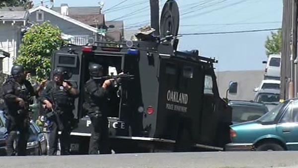 Oakland school spends day on lockdown as police search neighborhood ...