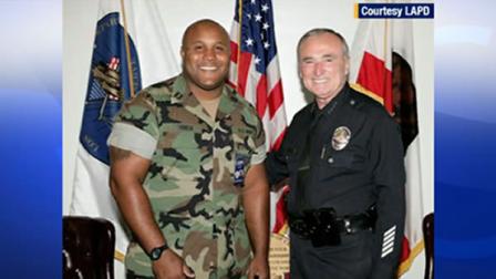 Christopher Dorner shakes hands with William Bratton