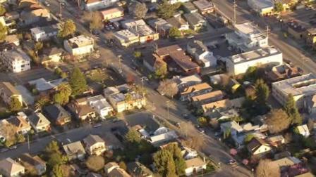 Scene of a police standoff with a shooting suspect reportedly holed up in Oakland apartment building