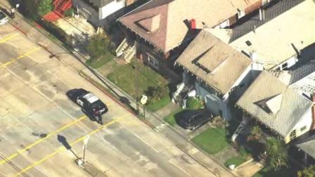 Oakland police serching for robbery suspects.