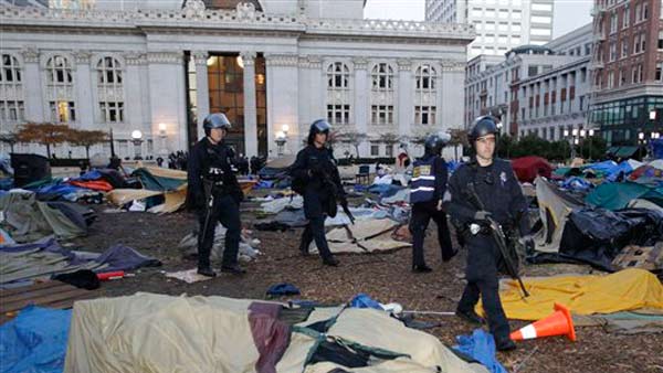 SLIDESHOW: Police clear out downtown Occupy Oakland camp