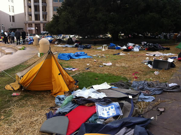 Oakland police dismantle Occupy Oakland...