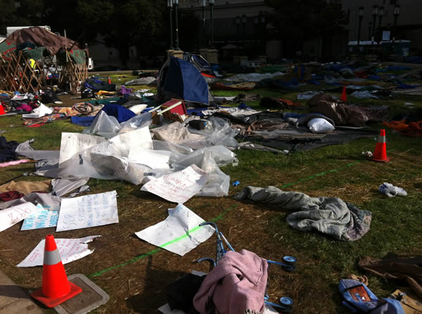 Oakland police dismantle Occupy Oakland...
