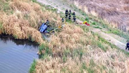 A helicopter heading toward Palo Alto Airport made an emergency landing in a marshy area near Highway 101 Thursday afternoon.