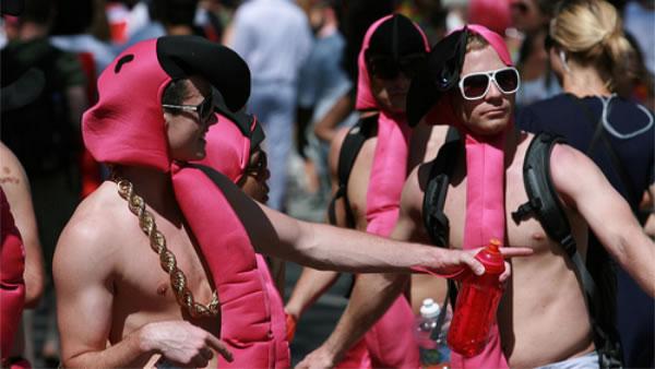 Participants dressed in costumes take place in the 98th Bay to Breakers 12K run in San Francisco on May 17, 2009. (Photo courtesy of Cheekster/Flickr)