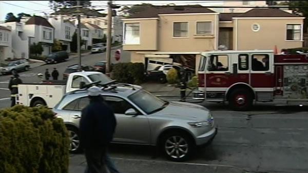 SFPD squad car crashes into Sunset District home