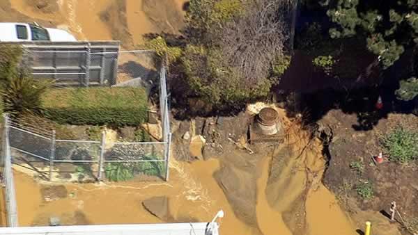 Water main break causes major flooding