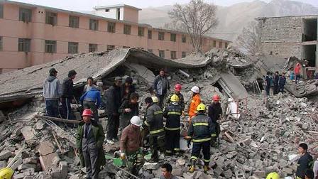 Rescue workers search for survivors at the site of a collapsed building in Yushu county in western Chinas Qinghai province.