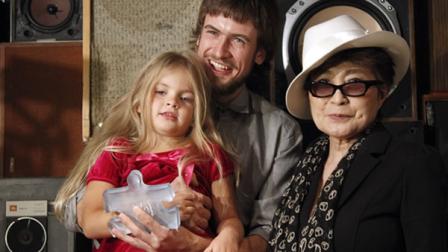 pussy riot yoko ono ödülü alıyor