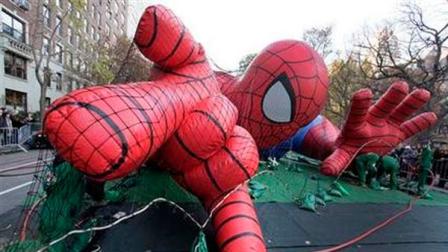 Workers inflate the Spider-Man balloon for the 86th annual Macys Thanksgiving Day Parade, on New Yorks Upper West Side, Wednesday, Nov. 21, 2012.