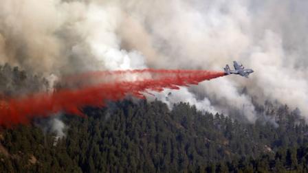 Massive wildfire threatens tourist town in Colorado's southwestern ...