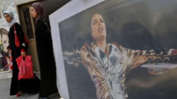 El amor por Michael Jackson llevo a admiradores a llegar de Mexico, Uruguay, Venezuela, Espana y otras partes del mundo, haciendo arreglos de ultimo minuto, para darle el ultimo adios publico a su idolo.