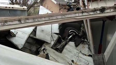 3 muertos al estrellarse avioneta contra casa