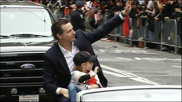 Lieutenant Governor Gavin Newsom waves to the crowd at the SF Giants World Series parade
