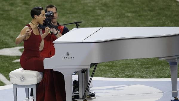 Alicia Keys sings the national anthem before the NFL Super Bowl XLVII football game between the San Francisco 49ers and the Baltimore Ravens Sunday, Feb. 3, 2013, in New Orleans. (AP Photo/Gerald Herbert)