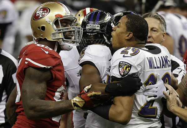 San Francisco 49ers tight end Vernon Davis (85)...