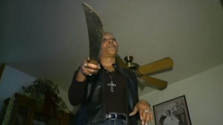 Woman holds suspect with machete after waking him up on couch