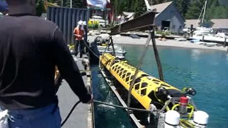 Scientists are testing an Antarctic-bound unmanned submarine that will collect data on earthquakes.

