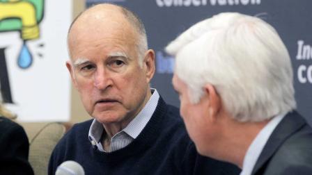 California Governor Jerry Brown, left, talks with General Manager for the Metropolitan Water District of Southern California Jeffrey Kightlinger during a meeting in Los Angeles Thursday, Jan 30, 2014. Brown is meeting with water managers from across Southern California as the state grapples with extreme drought conditions. (AP Photo)