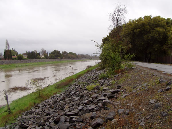 High water runoff at Alameda Creek in Fremont,...