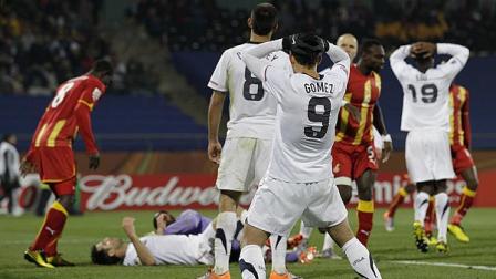 United States Herculez Gomez, center foreground, reacts after a missed scoring opportunity during the World Cup round of 16 soccer match between the United States and Ghana at Royal Bafokeng Stadium in Rustenburg, South Africa, Saturday, June 26, 2010. (AP Photo/Rebecca Blackwell)