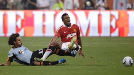 Manchester Uniteds Nani, right, and Major League Soccer All-Stars Kevin Alston (30), of New England Revolution, get tangled up in the first half on an exhibition game Wednesday, July 28, 2010, in Houston.(AP Photo/David J. Phillip)