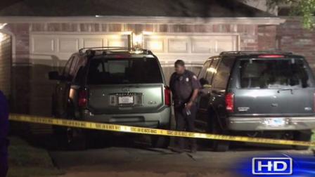 Missouri City police are looking for the gunman who killed a man in front of his home.