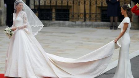 Kate Middleton, left, and accompanied by maid of honour Pippa Middleton as they arrive at Westminster Abbey at the Royal Wedding in London Friday, April 29, 2011. (AP Photo/Alastair Grant)